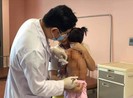 Bé gái 2 tuổi 'cõng mai rùa khủng' nặng 4 kg trên lưng