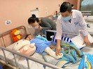 Bé gái rơi từ tầng 13 chung cư sắp được xuất viện
