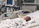 Uống thuốc sâu đựng trong chai trà xanh, bé trai nguy kịch
