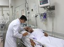 Người đàn ông ôm rắn hổ mang cấp cứu: Tiên lượng rất xấu