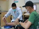 Hoại tử da chân do dùng dầu nóng xử lý vết thương