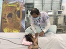 Móc họng cứu con uống dầu thắp đèn, vô tình hại con nguy kịch