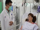 Người phụ nữ bị rắn hổ mang chúa cắn vào lưng nguy kịch