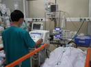 Mổ khẩn giữa đêm cứu chàng trai bị dao đâm thấu ngực