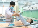 Đang ăn bữa tối, sản phụ đột nhiên méo mặt hôn mê