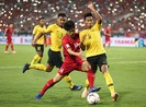 Tuyển Malaysia vừa đá tập vừa nhìn thầy trò ông Park