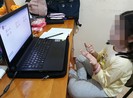 Phụ huynh đổ mồ hôi canh con lớp 1 học qua mạng