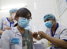 Đua tranh khốc liệt tìm kiếm nguồn vaccine ngừa COVID-19
