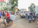 Chơi xóc đĩa bằng phin cà phê và vỏ hạt dưa