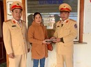 Cảnh sát giao thông trả lại tài sản cho người đánh rơi