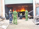 Đang cháy dữ dội công ty gỗ ở Bình Dương