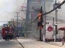 Cột điện ở Bình Dương cháy đùng đùng sau hàng loạt tiếng nổ