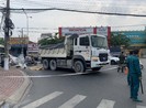 Cụ bà ở Bình Dương bị xe ben cuốn vào gầm