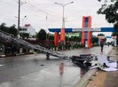 Cổng chào TP Dĩ An đổ sập, nhiều người thoát nạn