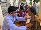 Niềm vui khi được nhận quà từ bác sĩ và công an