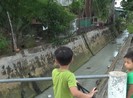 Người dân ngất xỉu vì hít phải mùi độc hại từ suối ô nhiễm