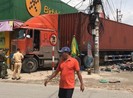 Container lao lên vỉa hè ở Bình Dương, nhiều người thoát chết