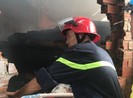Bình Dương: Dân tháo chạy vì cháy công ty ván ép sát bên