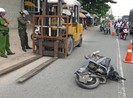 Xe nâng đi lùi trên quốc lộ làm một người bị nạn