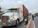 1 phụ nữ leo qua dải phân cách thì bị xe container cán qua