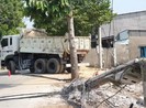 Bình Dương: Xe ben kéo đổ trụ, cả khu phố mất điện