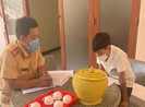 Làm ‘xiếc’ khi điều khiển xe máy, hai thanh niên bị phạt