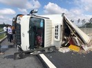 Lật xe tải, cá tràn xuống cao tốc