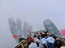 Bức xúc với nữ du khách đứng trên bàn tay đỡ Cầu Vàng