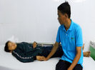 Vô tình va chạm bạn nữ, học sinh nam bị đánh hội đồng