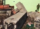 Khối bê tông rơi đè trúng công nhân