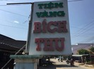 Kẻ cướp ở trần đập tủ kiếng tiệm vàng để hốt nữ trang