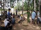 Bắt 36 người tụ tập đá gà ở vườn sao tại TP Long Xuyên