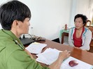 Thanh niên say rượu gây rối, đánh công an