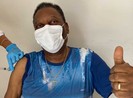 ‘Vua’ Pele chích vaccine và khuyên mọi người mang khẩu trang