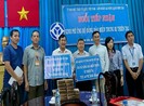 Công nhân góp từng đồng tiền lẻ cho đồng bào miền Trung
