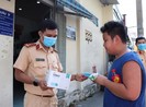 CSGT TP.HCM tặng khẩu trang cho người tới xử lý vi phạm