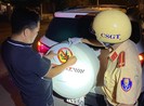 CSGT quận 12 tặng logo tuyên truyền cho tài xế