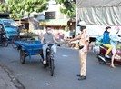 Phát cẩm nang, tờ rơi cho xe cũ nát trước ngày xử phạt