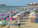 Vũng Tàu: Khách du lịch đông trên bãi biển sạch bong rác