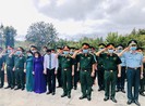 Thượng tướng Đỗ Căn thăm, tặng quà tại Côn Đảo