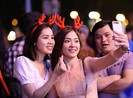 Hàng ngàn người đổ về trung tâm TP.HCM đón Giáng sinh