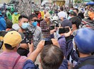 Nghệ sĩ Chí Tài qua đời: YouTuber náo loạn trước nhà tang lễ