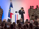 Binh sĩ Pháp ngất xỉu khi hát quốc ca trước mặt ông Macron