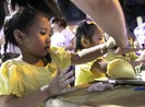 Những thiên thần nhỏ tự tay làm bánh trung thu