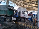 Container đâm trạm thu phí, 1 nhân viên nguy kịch