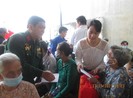 Trao 50 suất quà gia đình chính sách, hưu trí xã Vĩnh Lộc B