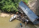 Húc tung lan can cầu, container lao xuống suối