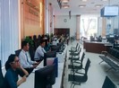 Cấm viên chức đeo tai nghe trong giờ làm
