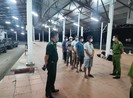 Đường bộ bị chốt chặn, 6 người men theo bờ biển ra Huế
