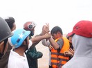 Giải cứu các thuyền viên trên tàu đang chìm ở Quảng Trị